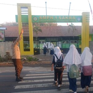 Personel Polsek Sakra Lakukan Pengaturan Lalu Lintas Demi Kamseltibcar Dan Kenyamanan Pengguna Jalan